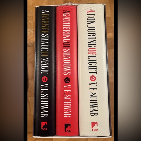 Shades of Magic Collector's Editions Boxed Set: A Darker Shade of Magic - Picture 1 of 4